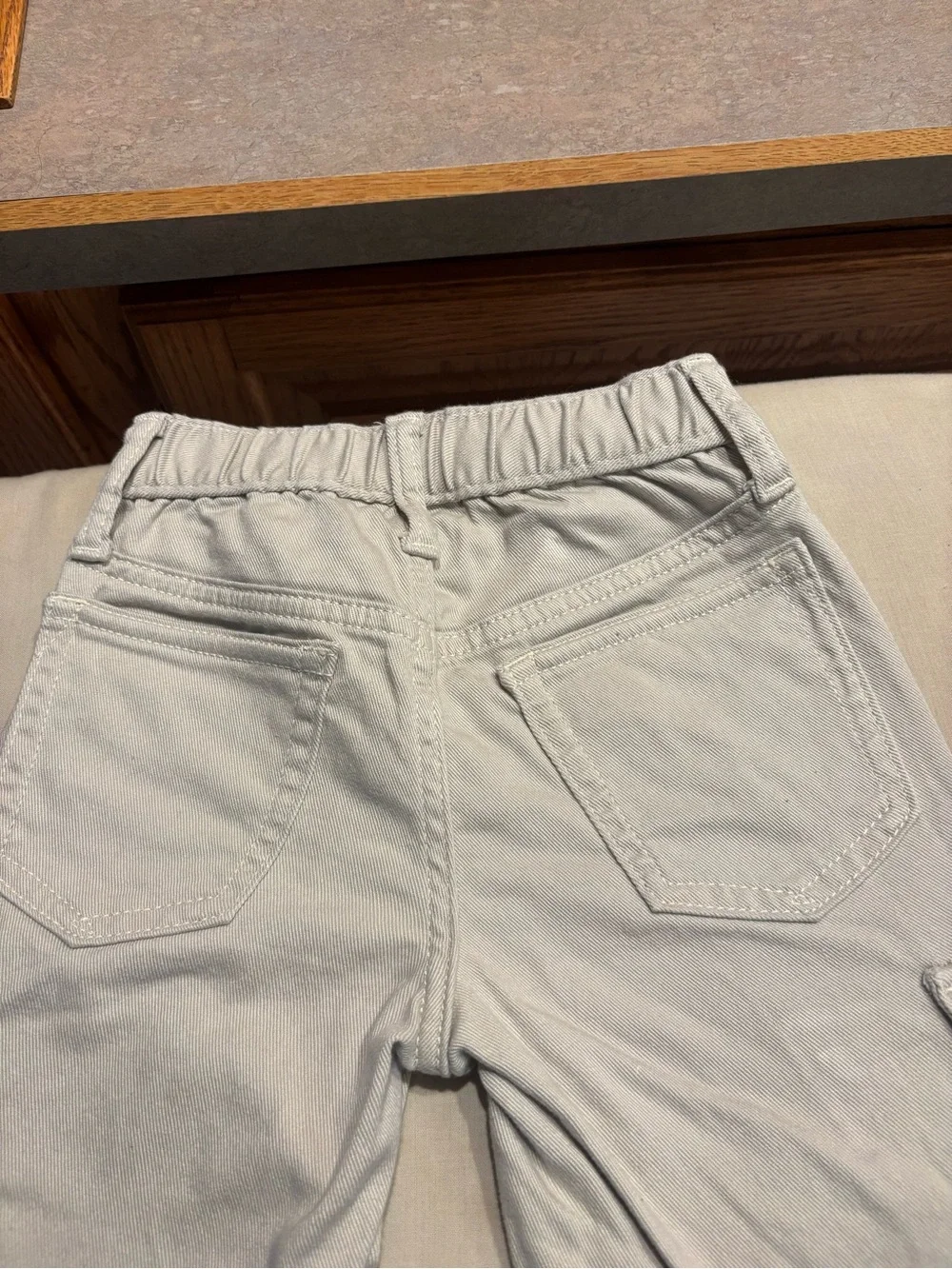 GAP SIZE 4 Relaxed Cargo Pants in Light Beige - like new
